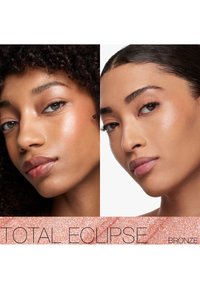 Deux femmes avec une peau lisse, lumineuse et bronzée en gros plan, mettant en valeur un maquillage naturel et un teint radieux.