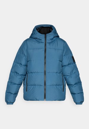 Casaco acolchoado azul com capuz, apresentando um fecho frontal e bolsos laterais, textura suave e um detalhe preto na manga.