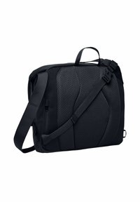 Bandolera negra con un panel acolchado y texturizado. Cuenta con correa ajustable, asa superior y bolsillo lateral para almacenamiento. Material duradero.