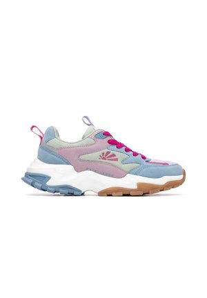 Sneaker chunky azzurro chiaro, rosa e grigio con lacci rosa acceso e suola spessa bianca e marrone.