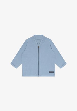 Hellblauer Babyjacke mit langen Ärmeln, durchgehendem Reißverschluss vorne und kleinem dunklem Etikett auf der unteren rechten Seite.