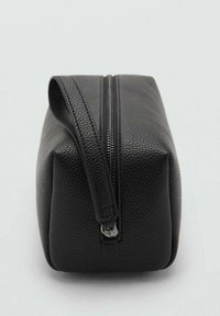 Pochette en cuir noir texturé de forme rectangulaire. Dispose d'une fermeture éclair sur le dessus et d'une poignée latérale pour un transport facile.