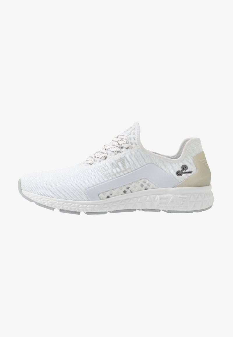 Baskets blanches de sport avec tige en mesh, panneau latéral à motif, semelle rembourrée et lacets, vue de côté droite sur fond blanc.