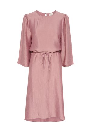 Rosa knälång klänning i en texturerad, silkeslen tyg. Har en rund halsringning, långa ärmar och ett knytbälte vid midjan.