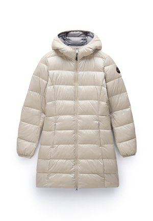 Abrigo puffer beige con capucha, con un diseño acolchado, cierre frontal de cremallera y bolsillos laterales. Textura suave y brillante con un forro gris.