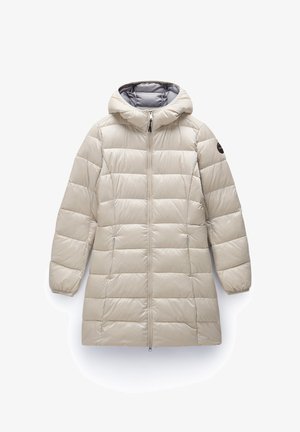 Beige pufferjas met een capuchon, voorzien van een gewatteerd ontwerp, een ritsluiting aan de voorkant en zijzakken. Gladde, glanzende textuur met een grijze voering.