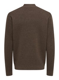 Pull marron à manches longues avec texture côtelée, design minimaliste et col classique ; dos uni sans détails supplémentaires.