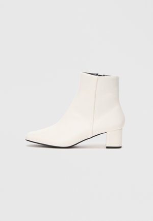 Weiße Lederstiefelette mit spitzem Zehenbereich, Blockabsatz und seitlichem Reißverschluss. Glatte Textur mit minimalistischem Design.
