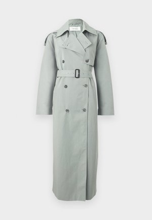 Lichtgrijze dubbelgeknoopte trenchcoat met brede kraag, riem in de taille, lange mouwen en met knopen voorzien schouderbanden.