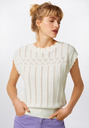 Lyse mintgrøn strikket sweater med korte cap-ærmer, der har lodrette åbne striber og en ribbet kant. Nakkekant med bølget detalje.
