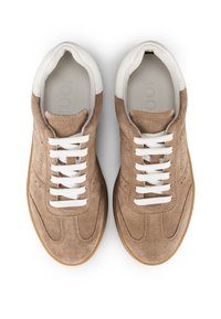 Baskets en suède marron avec des lacets blancs et un accent en cuir blanc au niveau du col, présentant une semelle texturée et de subtils détails de couture.