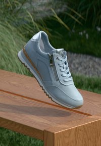 Ανοιχτό μπλε αθλητικό παπούτσι από λείο σουέτ και διχτυωτό υλικό, με φερμουάρ στο πλάι, κορδόνια μπροστά και υφασμένη καουτσούκ σόλα.