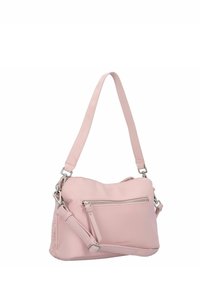 Borsa a spalla in finta pelle rosa chiaro con pannello laterale testurizzato, hardware in tono argento e tasca frontale con zip. Inclusa tracolla regolabile.
