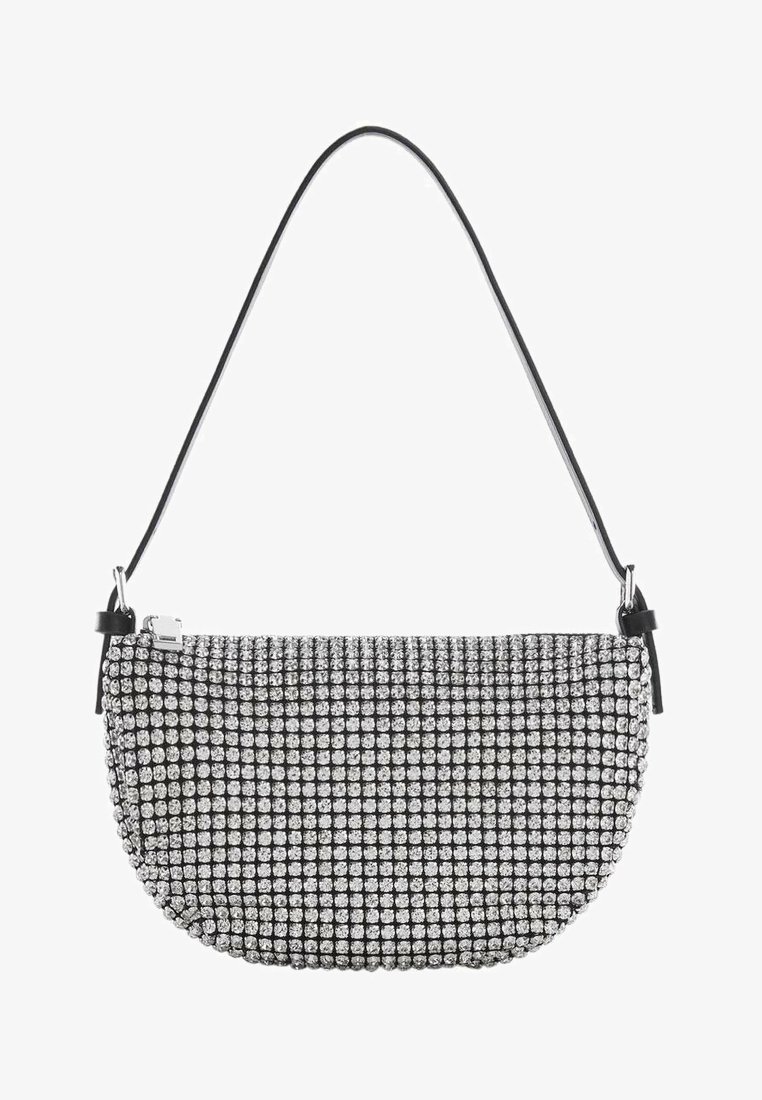 Sort taske dækket af sølvfarvede rhinsten, med en buet form, enkelt rem og en låsedetalje på den ene side.