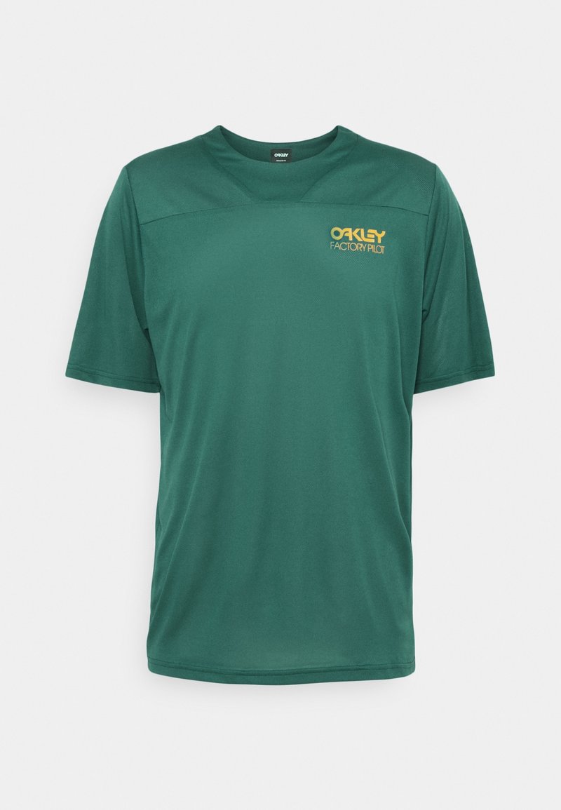 Zelené tričko s krátkými rukávy z lehké látky s kulatým výstřihem. Na hrudi jsou žluté loga „OAKLEY“ a „FACTORY PILOT“.