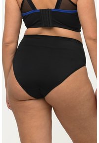 Czarny bikini o wysokim stanie, wykonany z gładkiego materiału, z bezszwowym wzornictwem i szerokim pasem w talii, który zapewnia dodatkowy komfort i wsparcie.