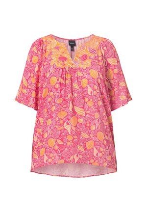 Løs kortærmet bluse med pink og orange skaller, samlet detalje under rund halsudskæring med V-udskæring.