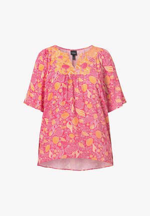 Løs kortærmet bluse med pink og orange skaller, samlet detalje under rund halsudskæring med V-udskæring.