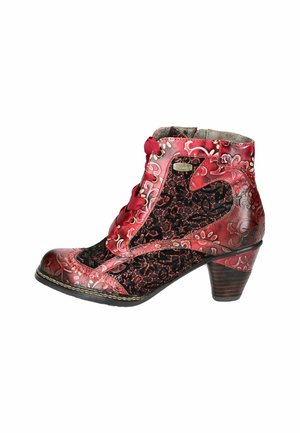 Stivale alla caviglia con lacci in rosso e nero, con motivi floreali, una finitura testurizzata e un tacco in legno. Accento con logo metallico sul lato.