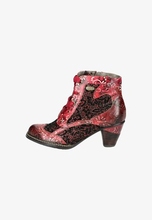 Botín de tobillo con cordones en rojo y negro, con patrones florales, un acabado texturizado y un tacón de madera. Acento de logo metálico en el lateral.