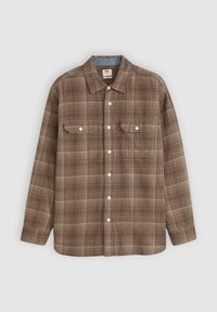 Camicia a quadri marrone con bottoni, maniche lunghe, due tasche al petto con patta e colletto classico su sfondo chiaro.