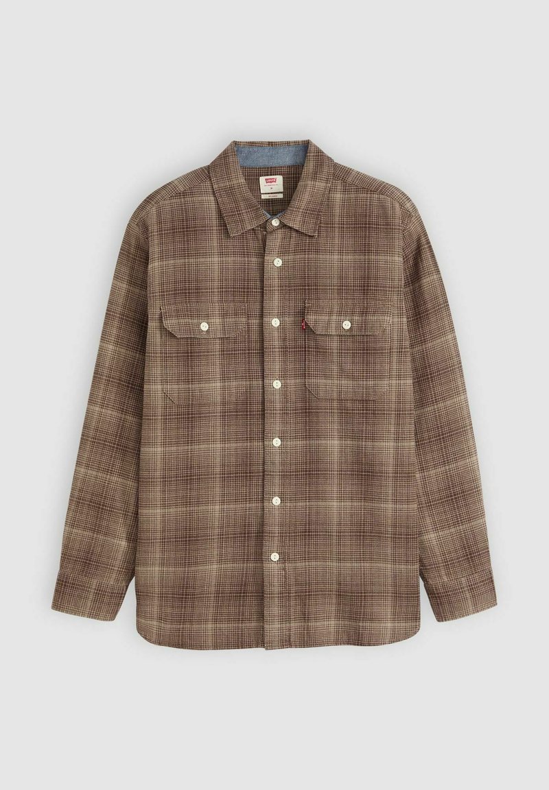 Braunes kariertes Hemd mit Knöpfen, langen Ärmeln, zwei Brusttaschen mit Klappen und klassischem Kragen vor hellem Hintergrund.