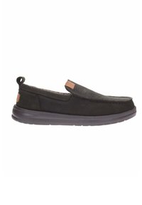 Zapatos negros tipo slip-on con un upper texturizado, suela en contraste y un pequeño parche con el logo en el costado. Cuentan con un collar acolchado y una suela resistente.