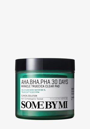 Barattolo verde con coperchio nero etichettato "AHA BHA PHA 30 Days Miracle Truecica Clear Pad" di Some By Mi, prodotto per la cura della pelle con 70 dischetti all'interno.