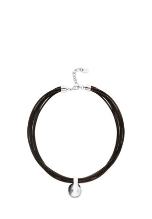 Collar de cordón marrón oscuro de múltiples hilos con un colgante en forma de lágrima de plata pulida y cierre con cadena ajustable de plata.