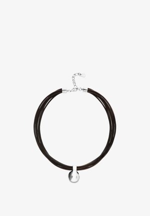 Collier multi-brins en cordon brun foncé avec un pendentif en forme de goutte poli en argent et une chaîne ajustable en argent avec fermoir.