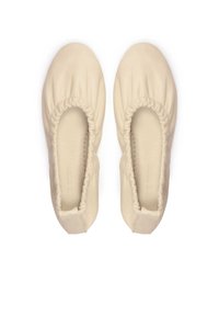 Schlichte Ballerinas aus Leder in Cremefarbe mit einem gerafften, elastischen Rand, runder Zehenform und einem glatten Innenfutter mit eingeprägtem Logo.