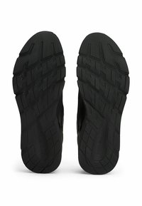 Czarne podeszwowe sneakersy z teksturowanym wzorem bieżnika oraz widocznym logiem "Tommy Hilfiger" na każdej podeszwie.