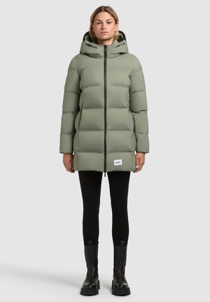 Parka matelassée en vert olive, avec une fermeture éclair à l'avant, deux poches latérales et une capuche. Présente des accents noirs et un patch logo près de l'ourlet.