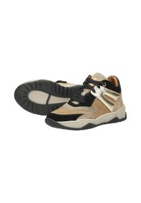 Tan en zwarte sport schoenen met een gestructureerde bovenkant, metalen accenten en een ronde neus. Voorzien van een rubberen zool en zwarte veters.