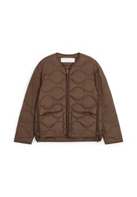 Veste matelassée marron avec fermeture éclair à l'avant et deux grandes poches avant, sans col et manches longues, présentée sur fond blanc.