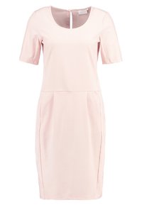 Vestido rosa claro de mangas cortas con escote redondeado, diseño de fruncido en la parte delantera y cierre con cremallera en la parte posterior. Fabricado en tejido suave.