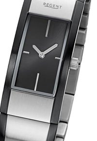 Montre rectangulaire en acier inoxydable argenté avec un cadran noir, design minimaliste, index des heures argentés et couronne sur le côté droit.