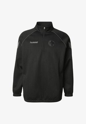 Veste de sport noire à fermeture éclair avec un col montant, présentant des rayures verticales, des accents gris et un logo rond sur la poitrine.