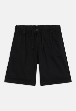 Calções pretos feitos de tecido leve, com cintura elástica, cordão e fecho por botão. Design simples com bolsos laterais.