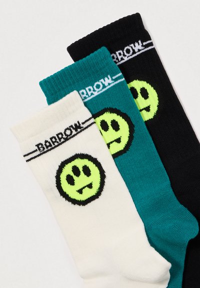 Tři páry ponožek: bílé, tyrkysové a černé. Každé má černý vroubkovaný horní pásek s textem "BARROW" a designem zelené usmívající se tváře.