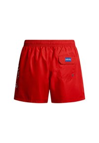 Bañador rojo hecho de material ligero con cinturilla elástica, bolsillo trasero derecho y un logo impreso en blanco en la parte frontal.