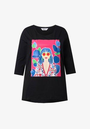 Schwarzes T-Shirt mit einem lebhaften Grafikdesign einer Frau mit blauen Haaren und roten Sonnenbrillen vor einem rosa Hintergrund, akzentuiert mit floralen Designs.