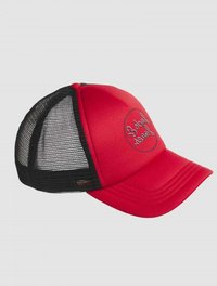 Gorra roja con una parte delantera suave, trasera de malla, visera curva y logotipo bordado en la parte delantera. Notable contraste entre los materiales rojo y negro.