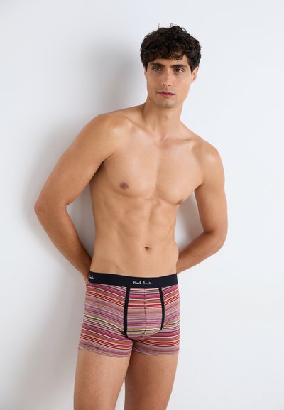 Bunte gestreifte Boxershorts mit einem schwarzen Bund und weißer Branding. Entworfen in einer figurschmeichelnden Form aus einem weichen, elastischen Stoff.