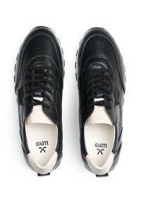 Sneakers in pelle nera con finitura texturizzata, caratterizzati da un design con lacci, linguetta imbottita e una soletta bianca a contrasto. Suola in gomma.