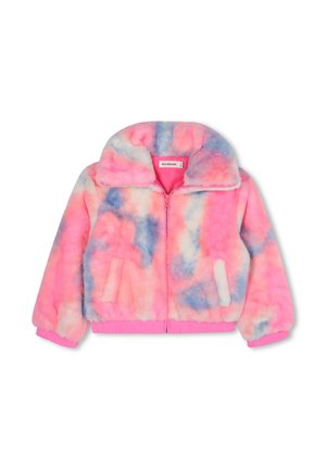 Veste en fausse fourrure avec un motif tie-dye rose et bleu, fermeture éclair, col montant, et poignets et ourlet élastiques. Deux poches avant incluses.