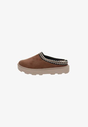 Bottines en daim marron avec un bout arrondi et une bordure en tissu noir dotée de coutures décoratives. Semelle en caoutchouc beige épaisse avec des détails texturés.