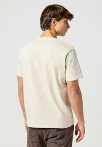 Wrangler GRAPHIC - Camiseta estampada - vintage white off white