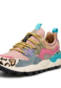 Flerfärgade sneakers som har material i rosa, blått, grått och djurmönster. Texturerade accenter och tjocka sulor med framträdande snören och öglor.