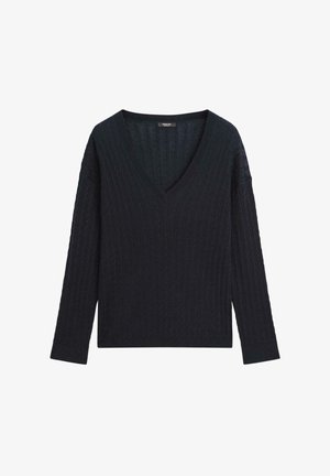 Zwarte kabelgebreide trui met lange mouwen en diepe V-hals, plat gelegd op een witte achtergrond.